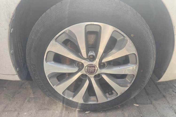 Used Fiat Viaggio 2012 1.4T Automatic Jingxiang Edition Right Front Wheel Hub