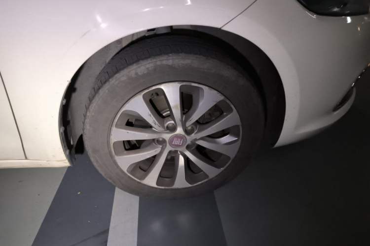 Used Fiat Viaggio 2012 1.4T Automatic Jingxiang Edition Right Front Wheel Hub