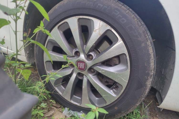 Used Fiat Viaggio 2012 1.4T Automatic Jingxiang Edition Right Front Wheel Hub