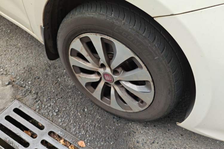 Used Fiat Viaggio 2012 1.4T Automatic Jingxiang Edition Right Front Wheel Hub
