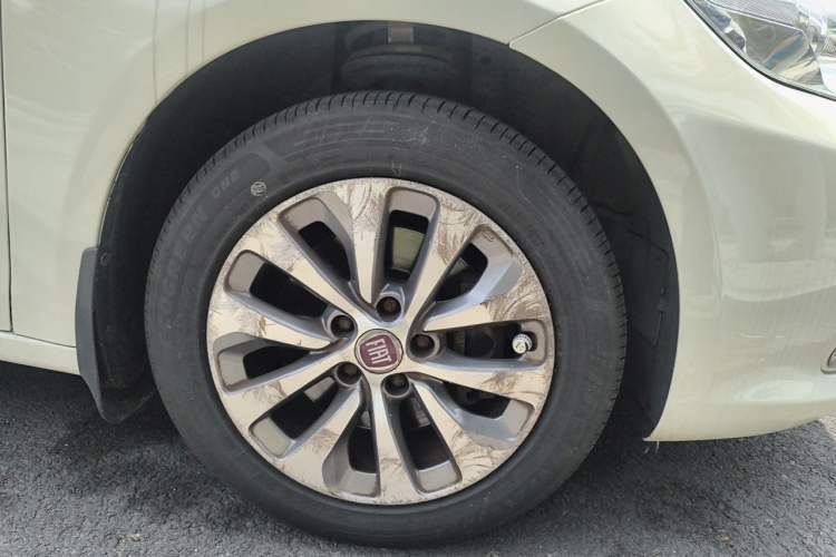 Used Fiat Viaggio 2012 1.4T Automatic Enjoyment Edition Right Front Wheel Hub