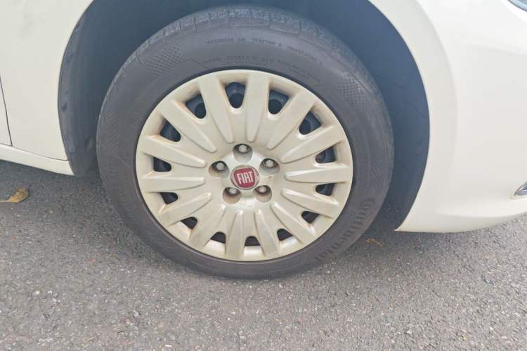 Used Fiat Viaggio 2012 1.4T Automatic Enjoyment Edition Right Front Wheel Hub