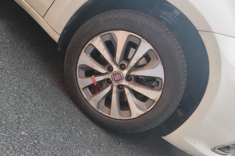 Used Fiat Viaggio 2012 1.4T Automatic Enjoyment Edition Right Front Wheel Hub
