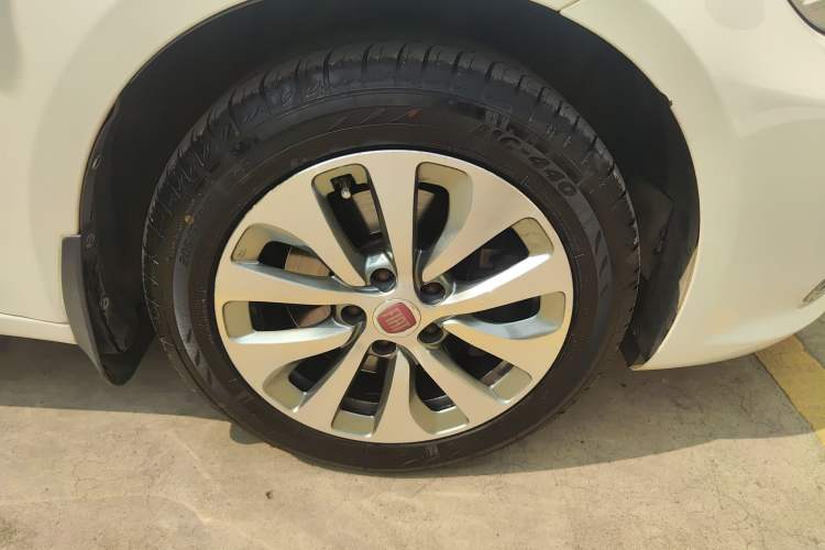 Used Fiat Viaggio 2012 1.4T Automatic Jingxiang Edition Right Front Wheel Hub
