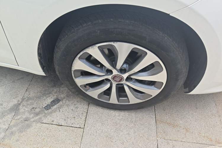 Used Fiat Viaggio 2012 1.4T Automatic Jingxiang Edition Right Front Wheel Hub