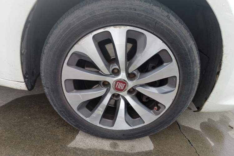 Used Fiat Viaggio 2012 1.4T Automatic Enjoyment Edition Right Front Wheel Hub