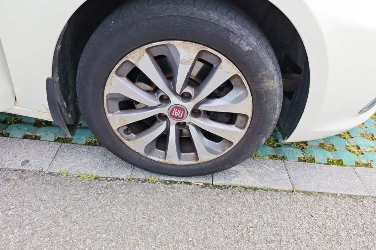 Used Fiat Viaggio 2012 1.4T Automatic Jingxiang Edition Right Front Wheel Hub