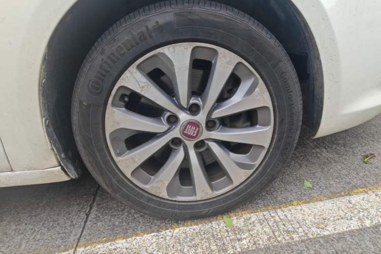 Used Fiat Viaggio 2012 1.4T Automatic Jingxiang Edition Right Front Wheel Hub