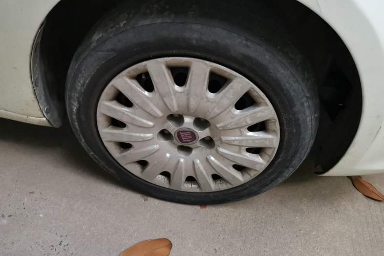 Used Fiat Viaggio 2012 1.4T Automatic Enjoyment Edition Right Front Wheel Hub