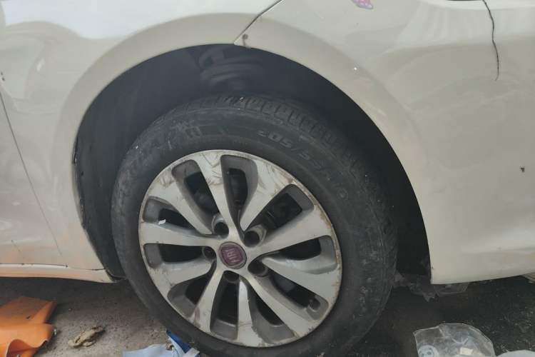 Used Fiat Viaggio 2012 1.4T Automatic Enjoyment Edition Right Front Wheel Hub