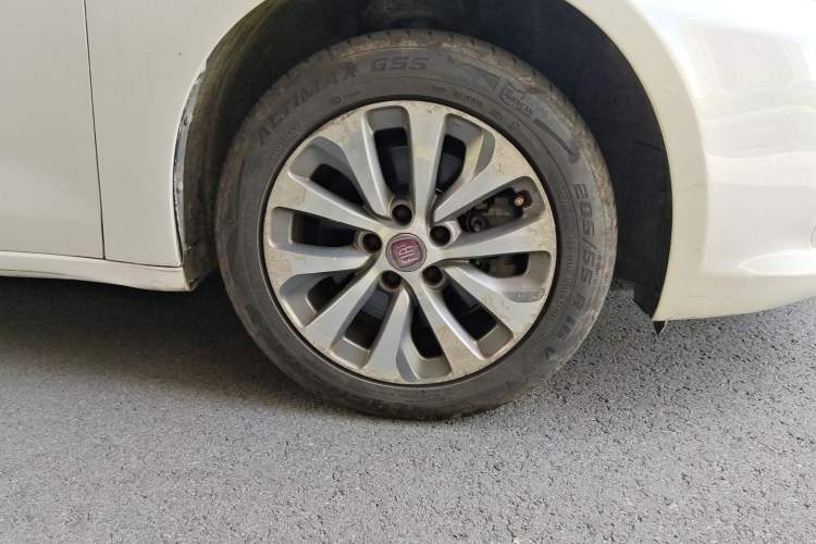 Used Fiat Viaggio 2012 1.4T Automatic Jingxiang Edition Right Front Wheel Hub