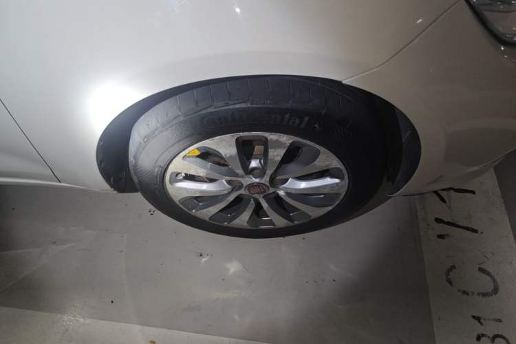 Used Fiat Viaggio 2012 1.4T Automatic Jingxiang Edition Right Front Wheel Hub