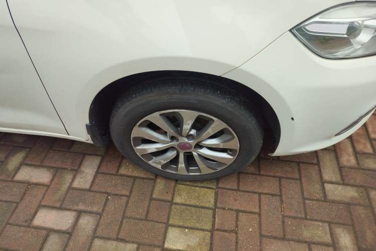 Used Fiat Viaggio 2012 1.4T Automatic Jingxiang Edition Right Front Wheel Hub