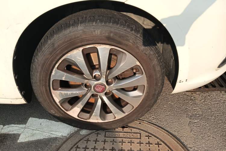 Used Fiat Viaggio 2012 1.4T Automatic Jingxiang Edition Right Front Wheel Hub