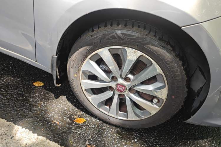 Used Fiat Viaggio 2012 1.4T Automatic Jingxiang Edition Right Front Wheel Hub