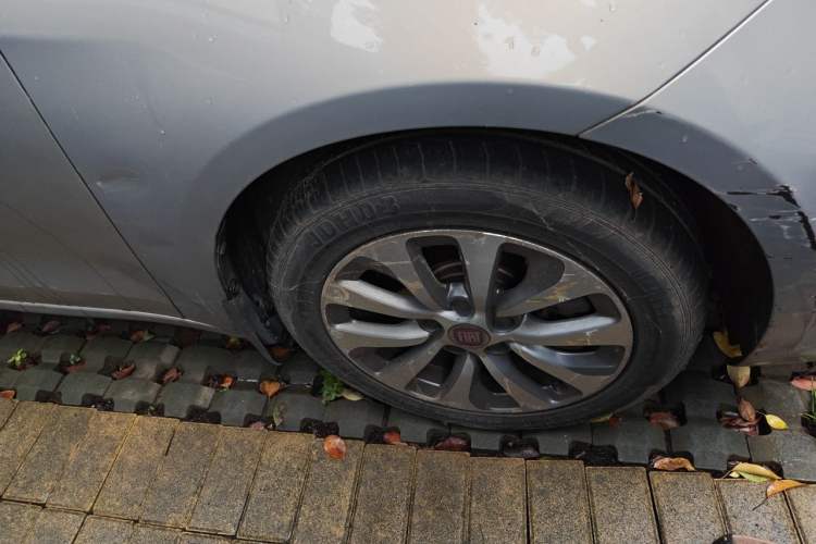 Used Fiat Viaggio 2012 1.4T Automatic Jingxiang Edition Right Front Wheel Hub