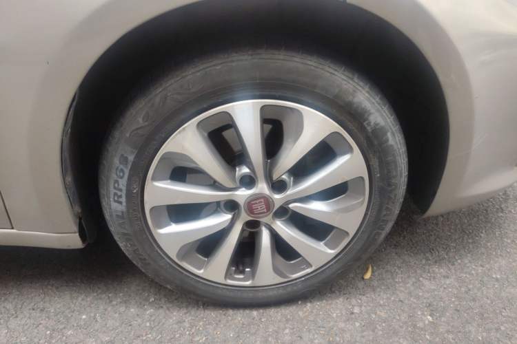 Used Fiat Viaggio 2012 1.4T Automatic Jingxiang Edition Right Front Wheel Hub