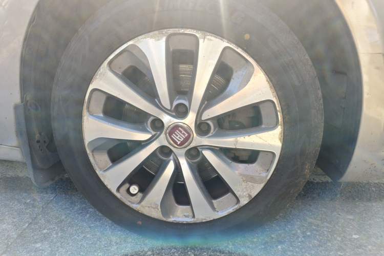 Used Fiat Viaggio 2012 1.4T Automatic Jingxiang Edition Right Front Wheel Hub
