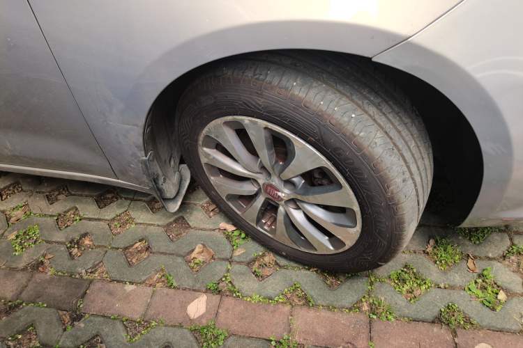Used Fiat Viaggio 2012 1.4T Automatic Jingxiang Edition Right Front Wheel Hub