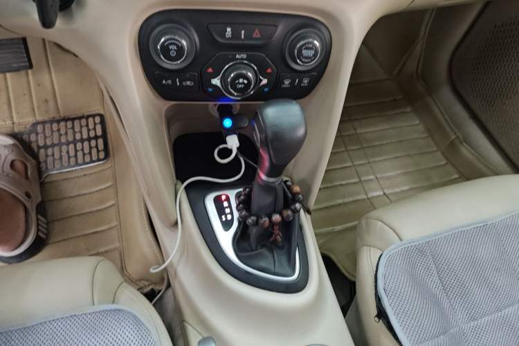 Used Fiat Viaggio 2013 1.4T Anniversary Edition Gear Lever