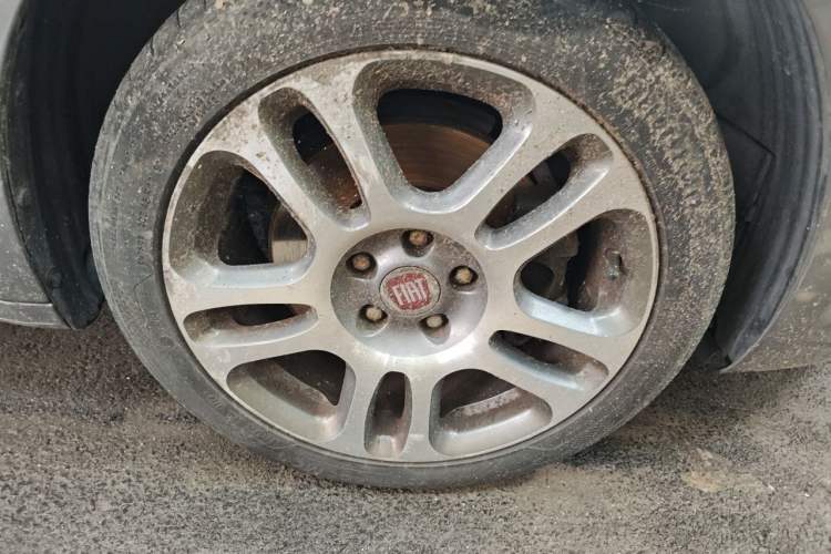Used Fiat Viaggio 2013 1.4T Anniversary Edition Right Front Wheel Hub