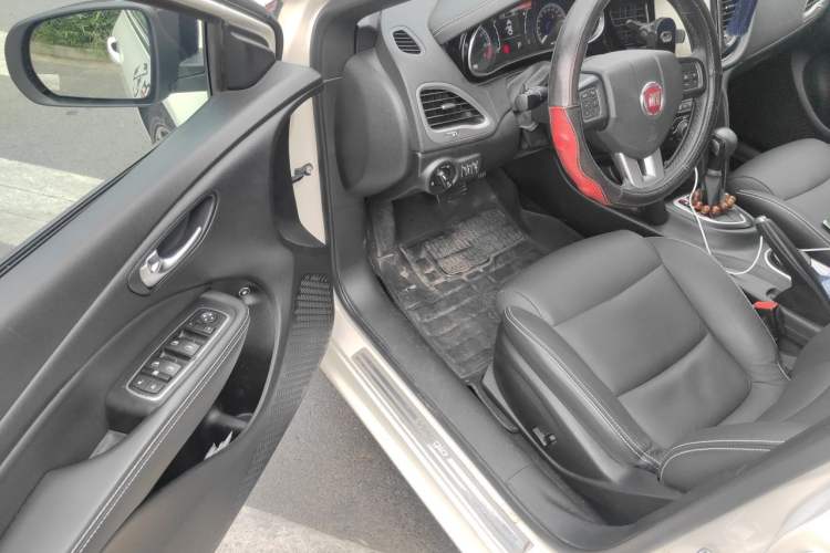 Used Fiat Viaggio 2013 1.4T Anniversary Edition Driver Seat