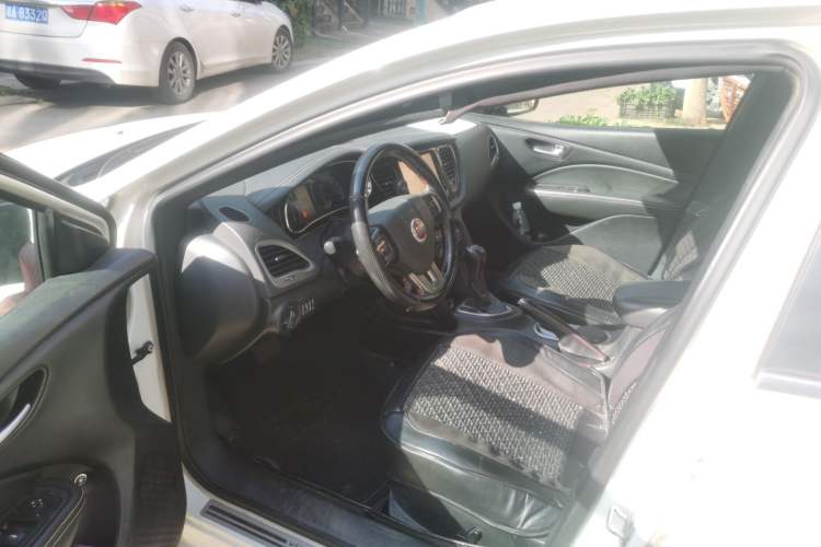 Used Fiat Viaggio 2013 1.4T Anniversary Edition Driver Seat