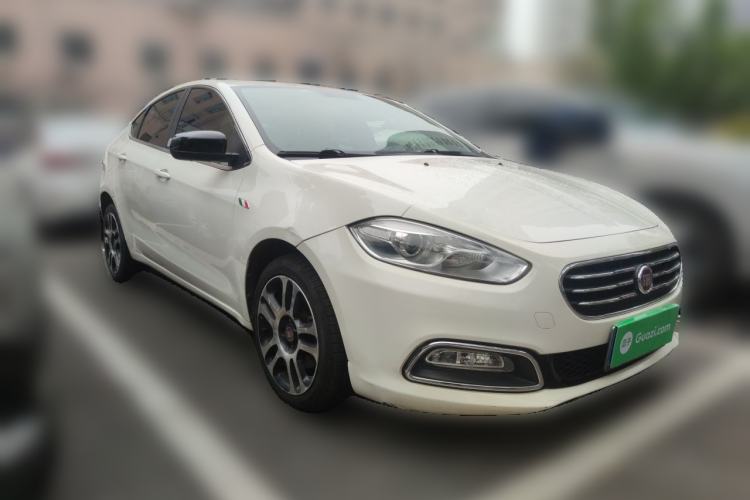 Used Fiat Viaggio 2013 1.4T Anniversary Edition Front Right 45 Deg