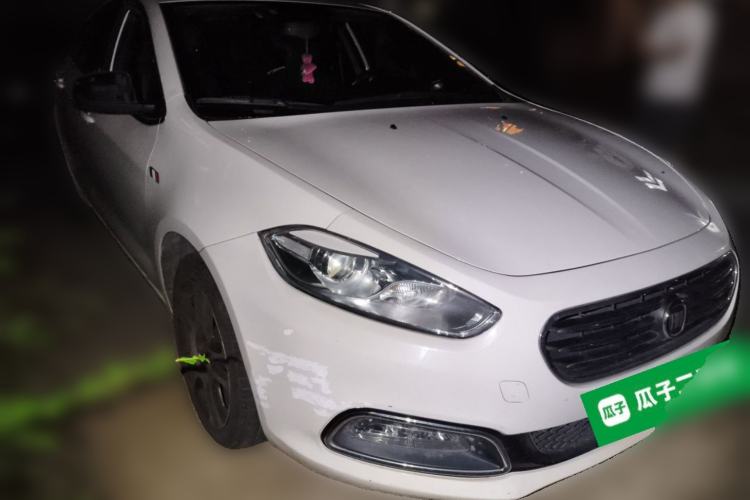 Used Fiat Viaggio 2013 1.4T Anniversary Edition Front Right 45 Deg