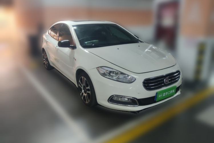 Used Fiat Viaggio 2013 1.4T Anniversary Edition Front Right 45 Deg
