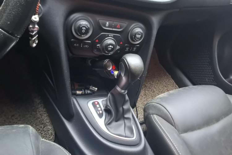 Used Fiat Viaggio 2013 1.4T Anniversary Edition Gear Lever