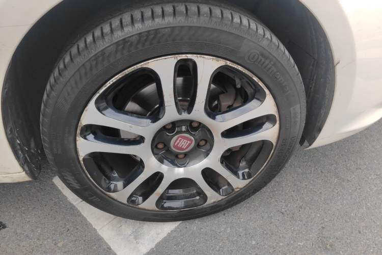 Used Fiat Viaggio 2013 1.4T Anniversary Edition Right Front Wheel Hub