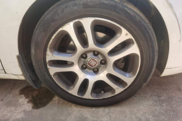 Used Fiat Viaggio 2013 1.4T Anniversary Edition Right Front Wheel Hub
