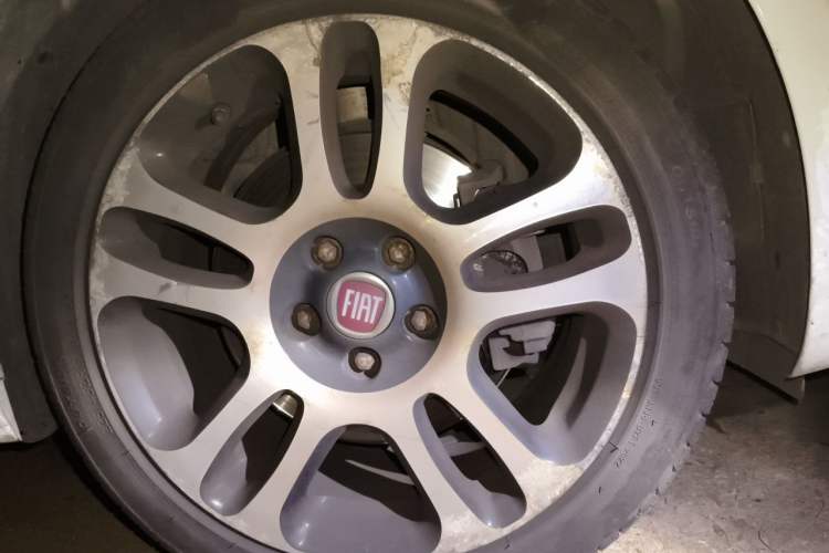 Used Fiat Viaggio 2013 1.4T Anniversary Edition Right Front Wheel Hub