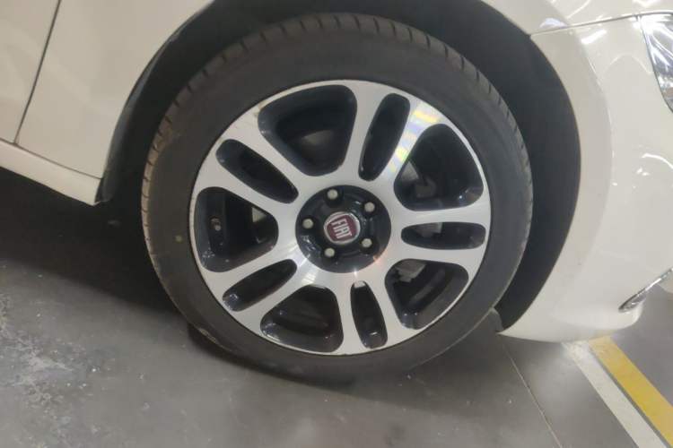 Used Fiat Viaggio 2013 1.4T Anniversary Edition Right Front Wheel Hub