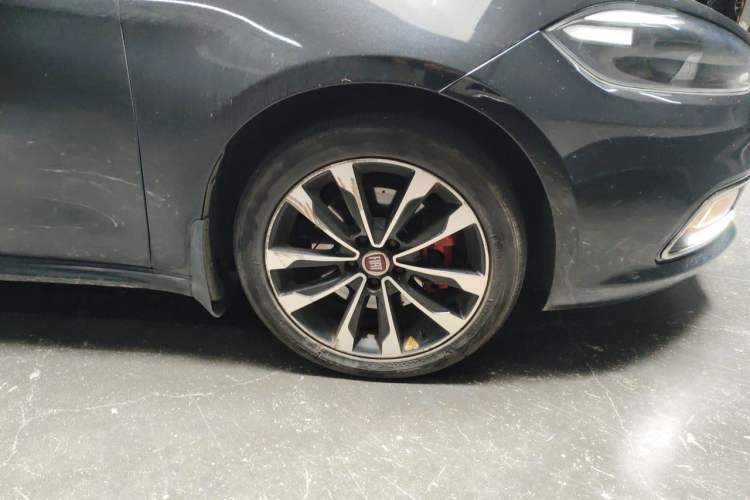 Used Fiat Viaggio 2015 1.4T Automatic Enjoyment Edition Right Front Wheel Hub