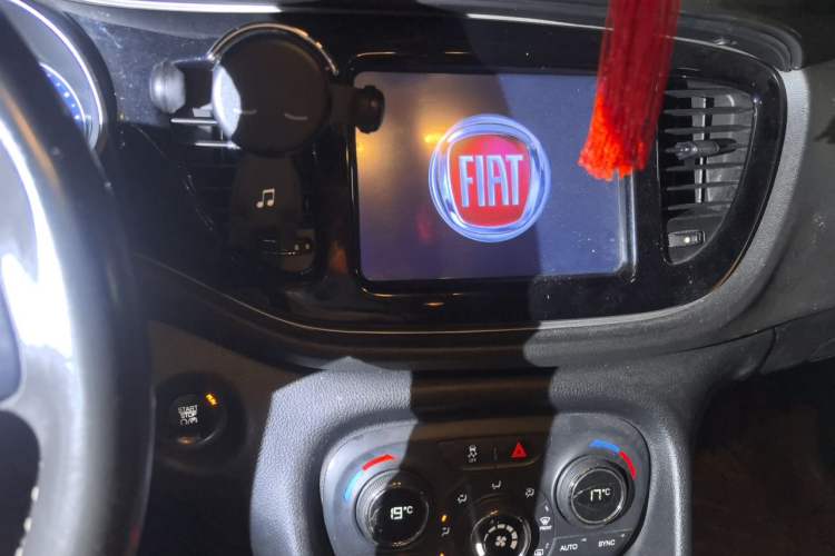 Used Fiat Viaggio 2015 1.4T Automatic Jingxiang Edition Audio And AC Panel