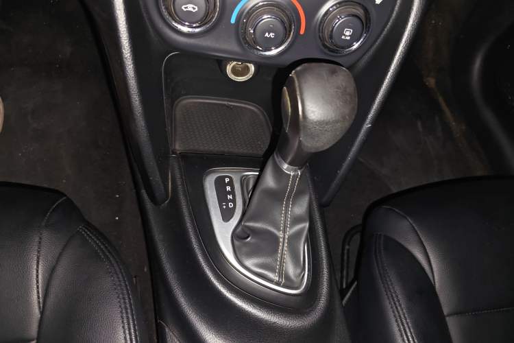 Used Fiat Viaggio 2015 1.4T Automatic Enjoyment Edition Gear Lever