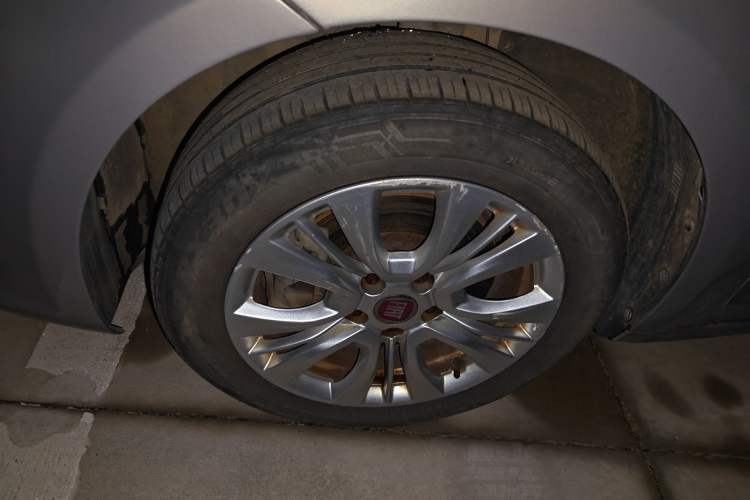 Used Fiat Viaggio 2015 1.4T Automatic Enjoyment Edition Left Front Wheel Hub