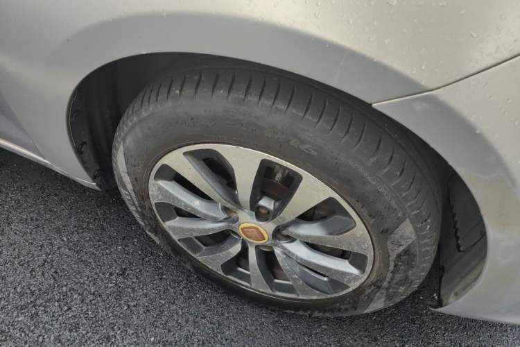 Used Fiat Viaggio 2015 1.4T Automatic Enjoyment Edition Right Front Wheel Hub