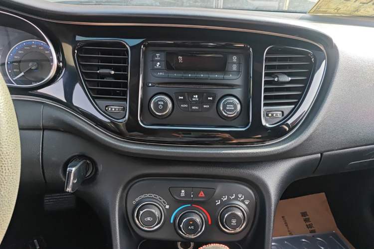 Used Fiat Viaggio 2015 1.4T Automatic Enjoyment Edition Audio And AC Panel