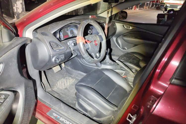 Used Fiat Viaggio 2015 1.4T Automatic Enjoyment Edition Driver Seat
