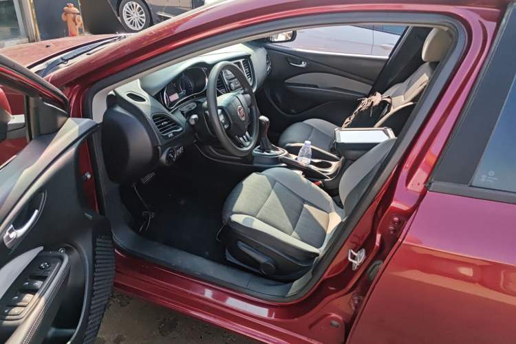 Used Fiat Viaggio 2015 1.4T Automatic Enjoyment Edition Driver Seat