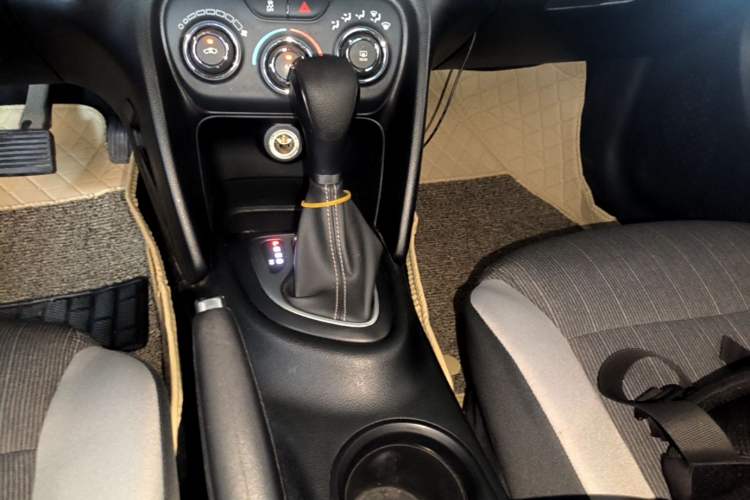 Used Fiat Viaggio 2015 1.4T Automatic Enjoyment Edition Gear Lever
