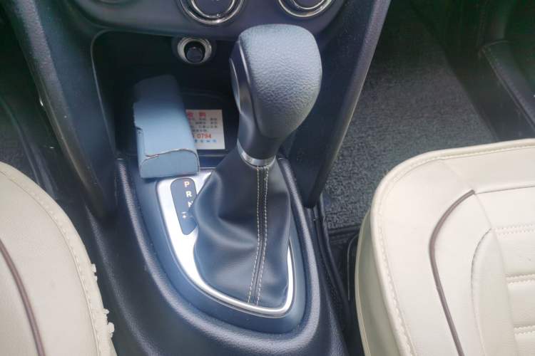 Used Fiat Viaggio 2015 1.4T Automatic Enjoyment Edition Gear Lever