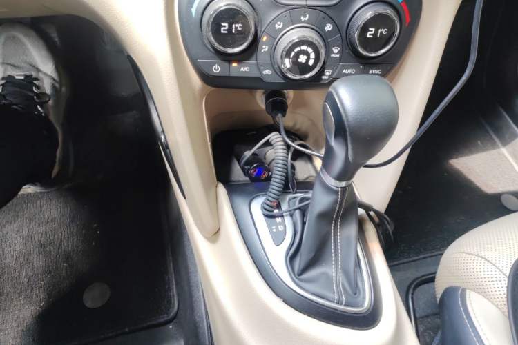 Used Fiat Viaggio 2015 1.4T Automatic Smart Edition Gear Lever