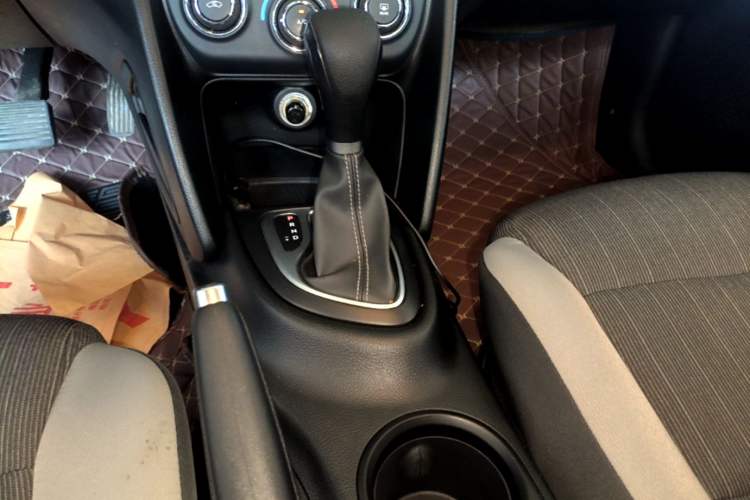 Used Fiat Viaggio 2015 1.4T Automatic Enjoyment Edition Gear Lever