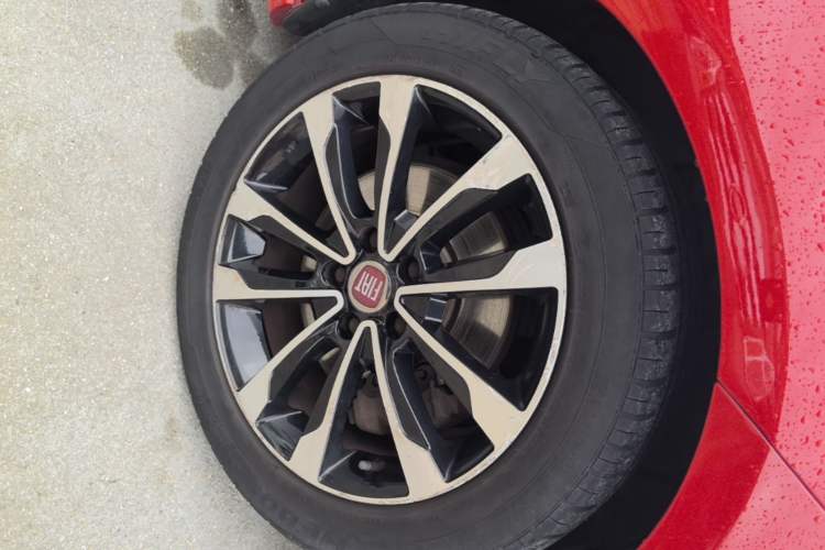 Used Fiat Viaggio 2015 1.4T Automatic Enjoyment Edition Left Front Wheel Hub