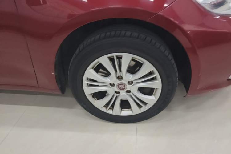 Used Fiat Viaggio 2015 1.4T Automatic Jingxiang Edition Right Front Wheel Hub