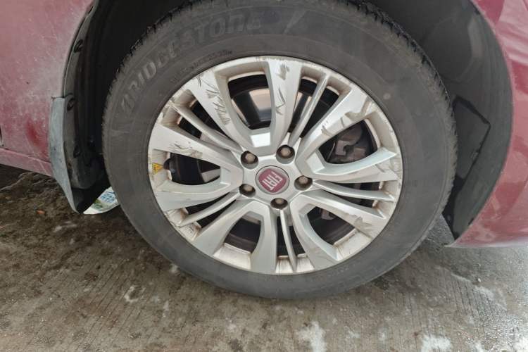 Used Fiat Viaggio 2015 1.4T Automatic Jingxiang Edition Right Front Wheel Hub